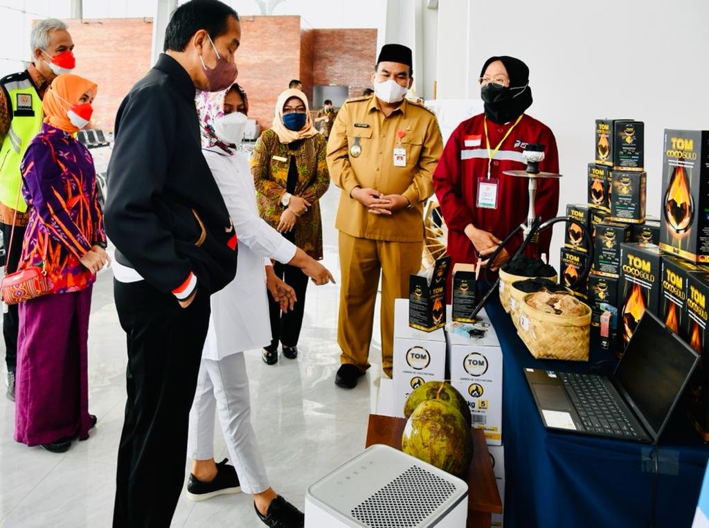 Jokowi dan Iriana Beli Batik Hingga Lukisan Karya UKM Blora