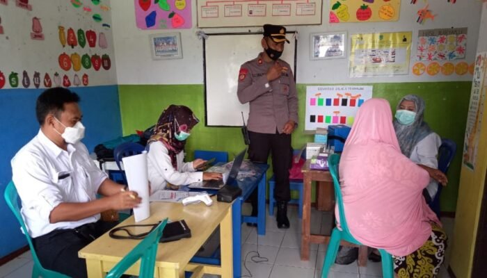 Kapolsek Banjaran Pantau Pelaksanaan Vaksinasi di Desa Suniabaru