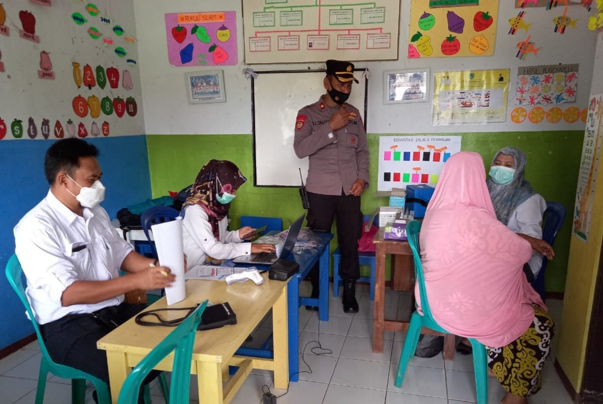 Kapolsek Banjaran Pantau Pelaksanaan Vaksinasi di Desa Suniabaru