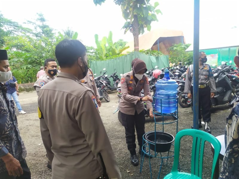 Kapolsek Cigasong Mengecek Lokasi Hajatan Pastikan Prokes Berjalan