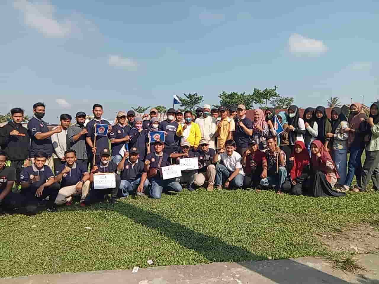 Anggota Karang Taruna Mekar Sari poto bersama sebelum lakukan penggalangan dana, Kabupaten Batu Bara, pada Minggu (26/12/2021) pagi. (kedannews.com/Nedy).