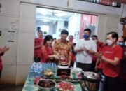Ketua DPRD Medan Hasyim Bersama Istri Rayakan Ulang Tahun Pernikahan