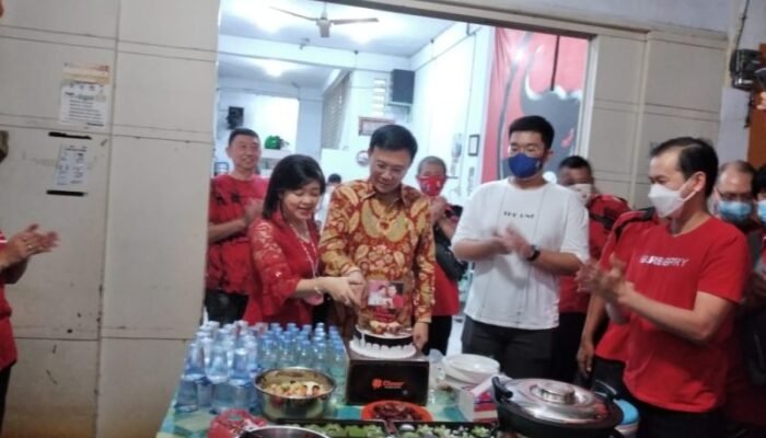 Ketua DPRD Medan Hasyim Bersama Istri Rayakan Ulang Tahun Pernikahan