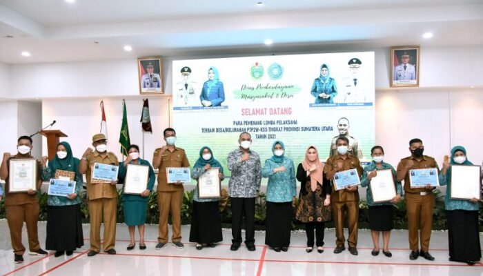 Ketua TP PKK Sumut Serahkan Penghargaan Pelaksana Terbaik PTP2W-KSS 2021