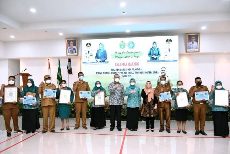 Ketua TP PKK Sumut Serahkan Penghargaan Pelaksana Terbaik PTP2W-KSS 2021