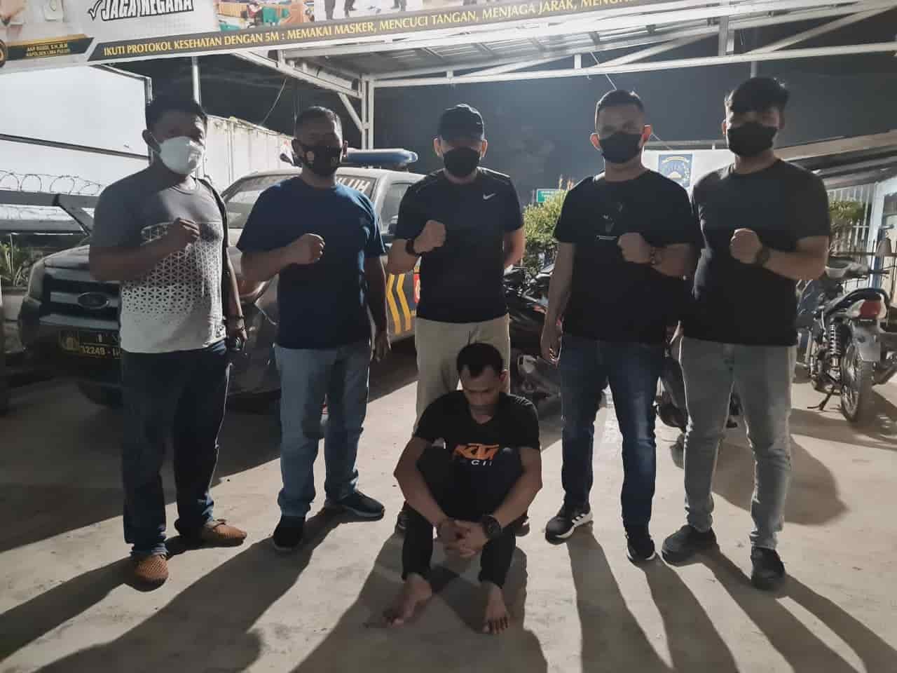 Pelaku pengrusakan dibawa ke Mapolsek Lima Puluh, Sabtu malam (11/12/2021).(Dok/Humas Polsek Lima Puluh).