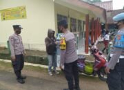 Personil Polsek Cingambul Membagikan Masker
