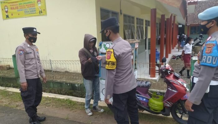 Personil Polsek Cingambul Membagikan Masker