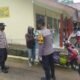 Personil Polsek Cingambul Membagikan Masker