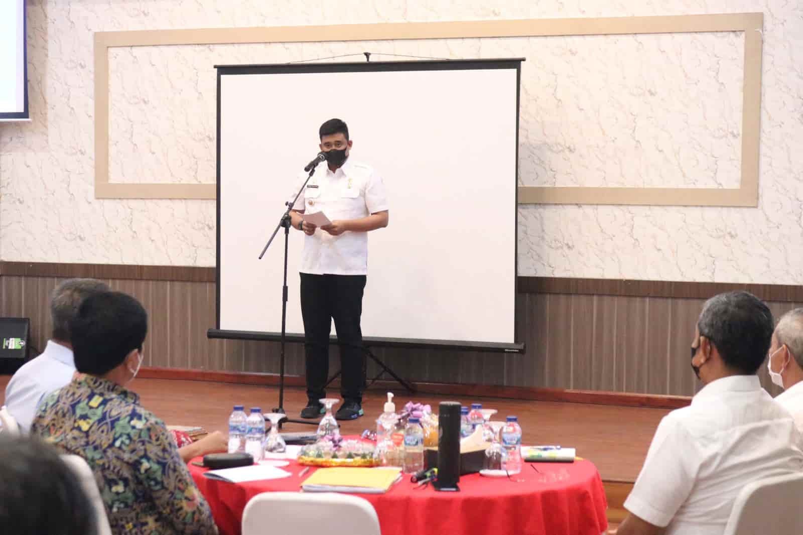 Pidato Wali Kota Medan saat memimpin rapat pembahasan strategi penanganan banjir, termasuk rob, di Kota Medan, Rabu (22/12). (Dok/Humas).