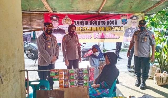 Polres Pelabuhan Belawan Door to Door Ajak Warga Desa Manunggal Ikuti Vaksin