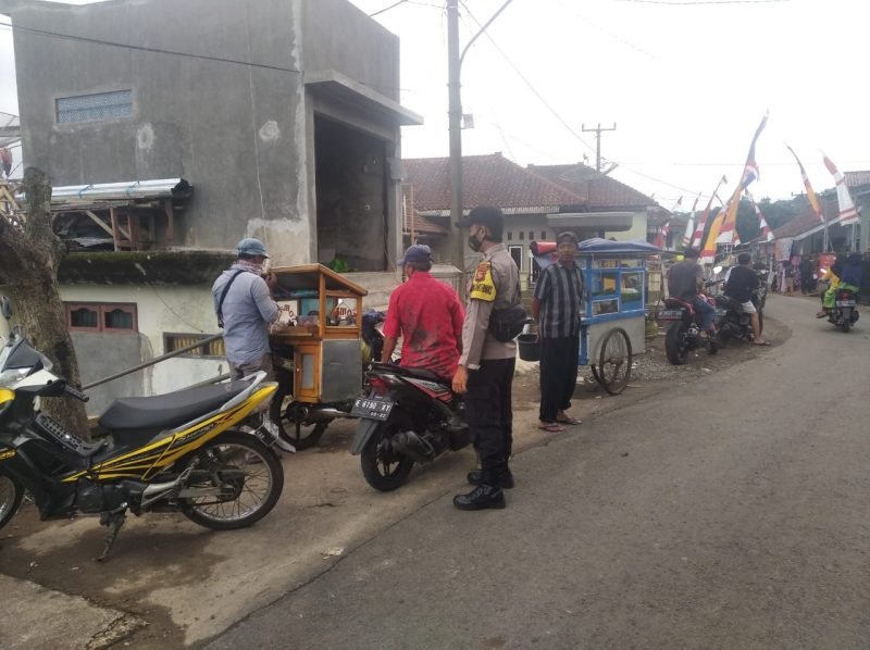 Polsek Cingambul Imbau Perketat Prokes Covid-19 Kepada Pedagang