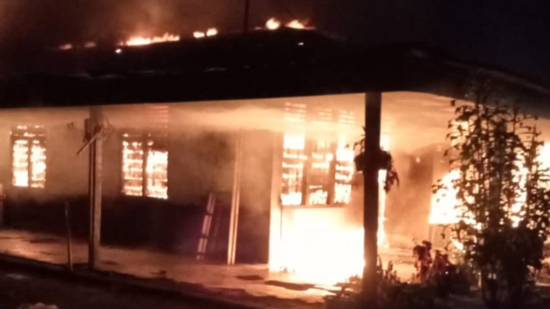 Rumah milik Antonius Pakpahan saat dilalap sijago merah, Kamis malam (16/2/12/2021).(Dok/Kades Bulan Bulan)