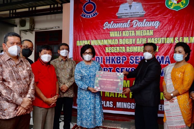 Safari Natal 2021, Wali Kota Medan Berikan Bantuan untuk Gereja HKBP Seksama