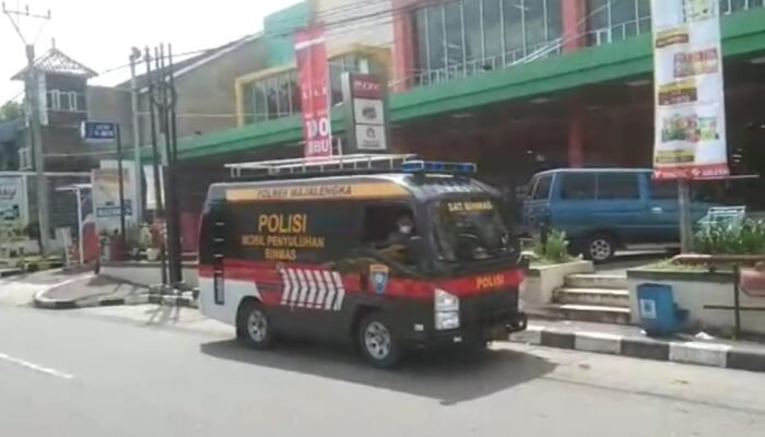 Sat Binmas Polres Majalengka Gunakan Mobil Public Address Imbau Prokes dan Ajak Vaksinasi