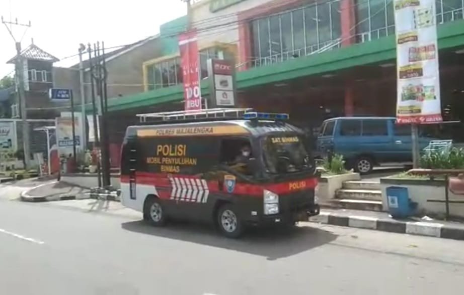 Sat Binmas Polres Majalengka Gunakan Mobil Public Address Imbau Prokes dan Ajak Vaksinasi