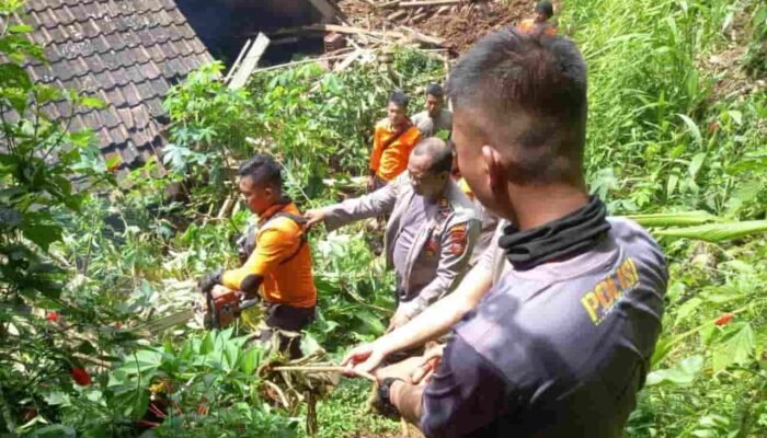 Bencana Longsor Desa Panyindangan, Sat Samapta Polres Majalengka Evakuasi Material Yang Menutup Akses Vital