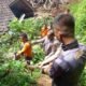 Sat Samapta Polres Majalengka Saat Evakuasi Material Yang Menutup Akses Vital, Sabtu (11/12/2021).(Dok/Humas).