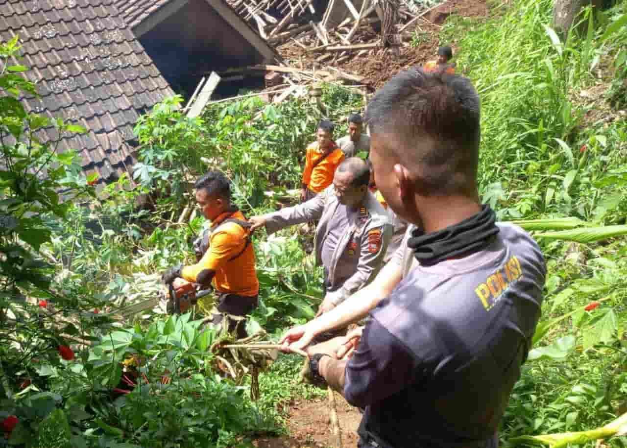 Sat Samapta Polres Majalengka Saat Evakuasi Material Yang Menutup Akses Vital, Sabtu (11/12/2021).(Dok/Humas).