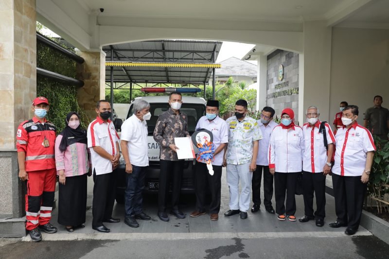 Untuk Tingkatkan Pelayanan, Musa Rajekshah Serahkan Satu Unit Mobil Jenazah ke PMI Marelan