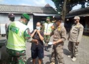 Lindungi Warga, Anggota Koramil Tipe B 0808/01 Sukorejo Berikan Himbauan Protkes Dan Bagikan Masker