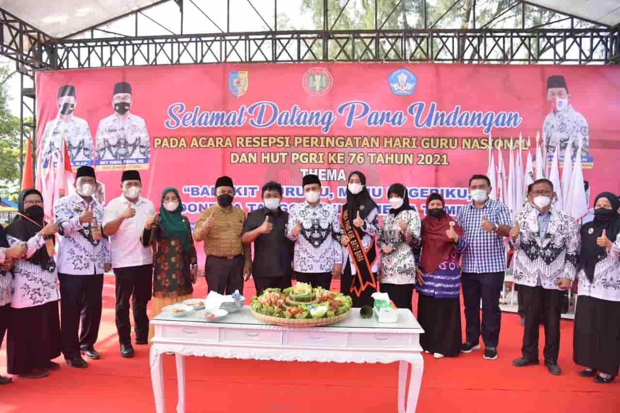 Ket poto, Bupati Zahir bersama Kadis Pendidikan, Rektor UNA, Kadin Batu Bara, poto bersama usai pemotongan nasi tumpeng. (Sabtu 11/12/2021) (kedannews.com/Eka Suhendra).