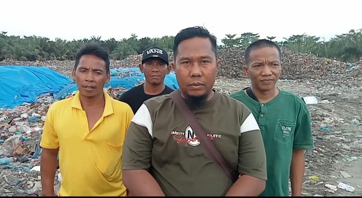 Kordinator KMPDP8, Bram, saat memberikan keterangan di lokasi TPA Sampah Desa Pasar Lapan, (Selasa,14/12/2021) (kedannews.com/ Nedy)