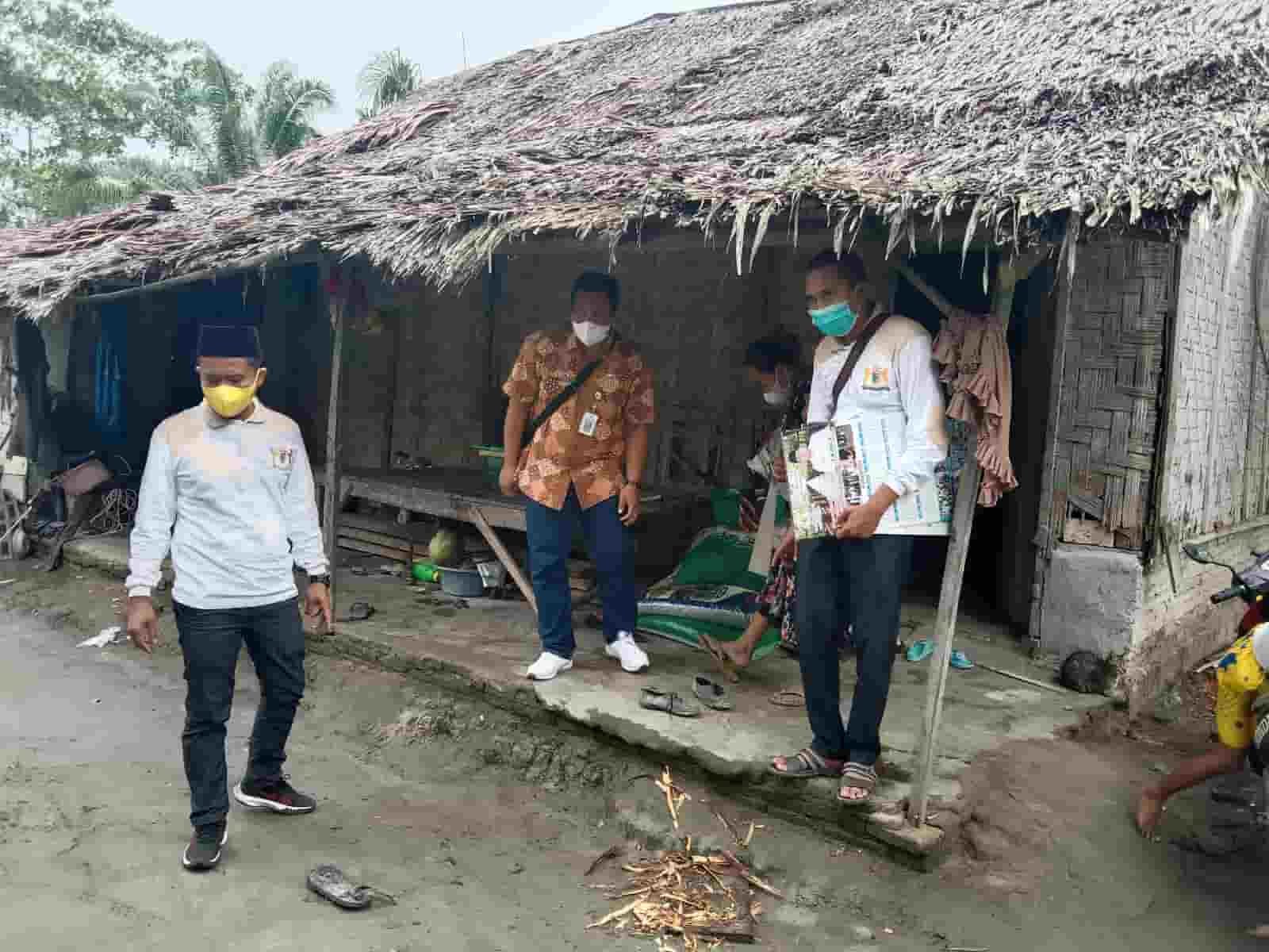 Tim Kadin berbagi saat menyalurkan bantuan di door to door di Desa Kandangan,Laut Tador (Kamis,16/12/2021) (kedannews.com/Poto humas Kadin)