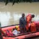 Tim BPBD dibantu Lanal Pos Tanjung Tiram mencari korban (Juma't,17/12/2021) (Poto humas BPBD).