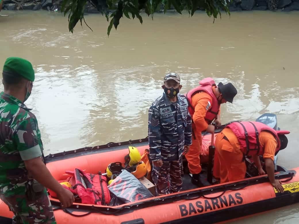 Tim BPBD dibantu Lanal Pos Tanjung Tiram mencari korban (Juma't,17/12/2021) (Poto humas BPBD).