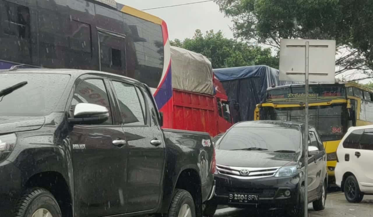 kondisi Jalinsum Petatal Batu Bara yang macat total (Sabtu,18/12/2021) (kedannews.com/Taufik)