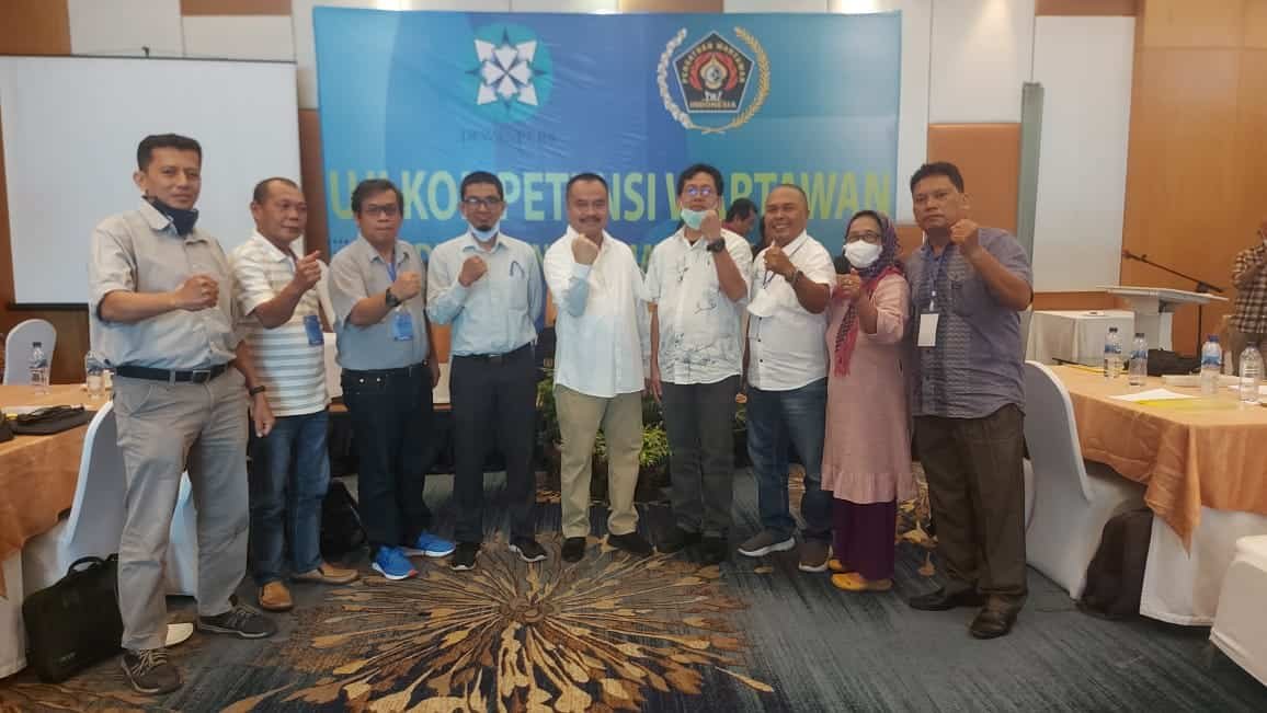 peserta UKW angkatan 38 tingkat madya foto bersama Ketua PWI Sumut Farianda Putra Sinik dan penguji Dedi Sahputra dan Aldin NL.(kedannews.com/Mery Ismail, S.sos)