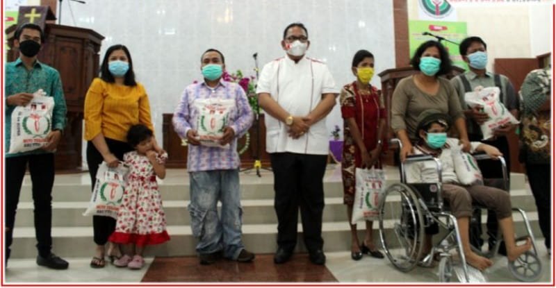 Ketua DPRD Sumut Baskami Ginting bersama anak penyandang disabilitas rayakan Natal 2021. (kedannews.com/Mery Ismail, S.Sos)
