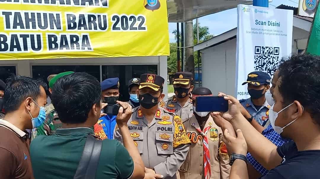 Kapolres Batu Bara, AKBP Ikhwan Lubis saat konfrensi pers dengan wartawan di Pos Pam Simpang Kuala Tanjung, Juma't (24/12/2021)(Dok/Humas)