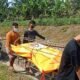 Warga bersama Polsek Lima Puluh menggotong mayat OTK (Senin,27/12/2021) (kedannews.com/Sholeh Pelka)