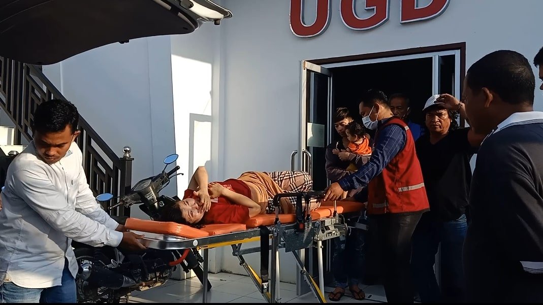 Korban luka luka dibawa di Puskesmas Lima Puluh (Senin,27/12/2021) (kedannews.com/Sholeh Pelka)