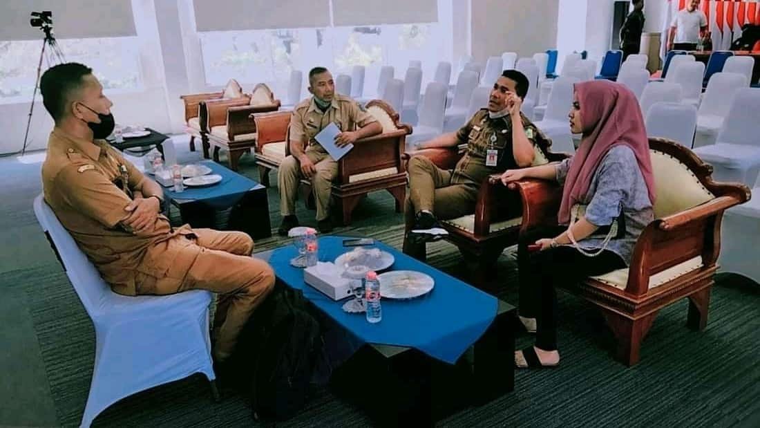 Wan Azimah bersama bersama Kadispora Batu Bara, di Aula Rumah Dinas Bupati, Sei Suka Selasa (28/12/2021). (Dok/Humas).