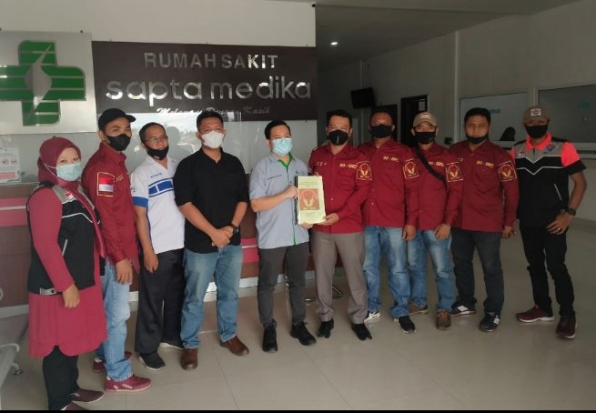 BB SRC menyerahkan satu berkas AD/ART dan kegiatan sosial kepada Direktur RS Sapta Medika, Air Putih, Senin (27/12/2021), (kedannews.com/Nedy).