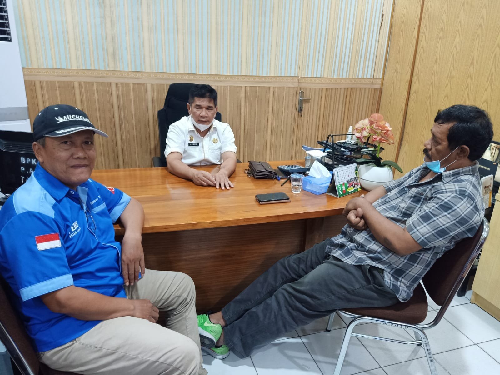 Kaban BPKAD H Hakim saat memberi keterangan di ruang kerjanya dengan Wappress Batu Bara, Rabu (29/12/2021). (kedannews.com/ Sholeh Pelka).