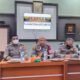 Kapolres Aceh Singkil AKBP Iin Maryudi Helman S.I.K, diapit para masing-masing Kasat Polres saat menyampaikan paparannya pada konfrensi pers dengan Wartawan Aceh Singkil. Rabu (29/12/2021).(kedannews.com/Rostani)