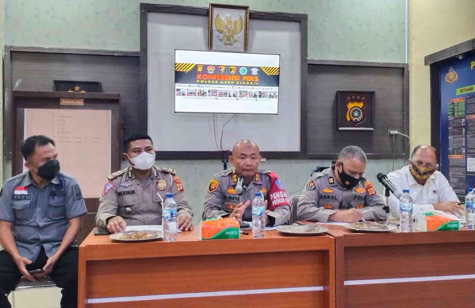 Kapolres Aceh Singkil AKBP Iin Maryudi Helman S.I.K, diapit para masing-masing Kasat Polres saat menyampaikan paparannya pada konfrensi pers dengan Wartawan Aceh Singkil. Rabu (29/12/2021).(kedannews.com/Rostani)