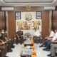 Kajatisu IBN Wiswantanu foto bersama Ketua PWI Sumut H Farianda Putra Sinik (foto/ist)