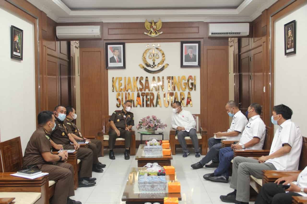 Kajatisu IBN Wiswantanu foto bersama Ketua PWI Sumut H Farianda Putra Sinik (foto/ist)