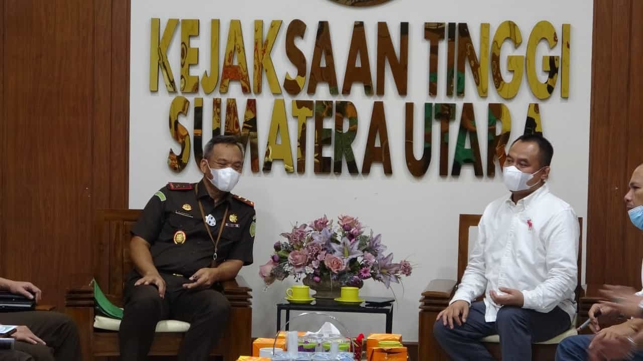 Kajatisu IBN Wiswantanu saat bincang-bincang dengan Ketua PWI Sumut H Farianda Putra Sinik.