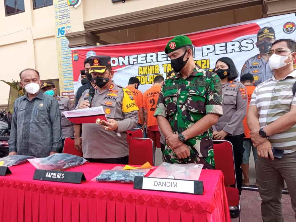 Kapolres saat membacakan pengungkapan press realise di hadapan awak media, Kamis (30/12/2021). (Dok/Humas).