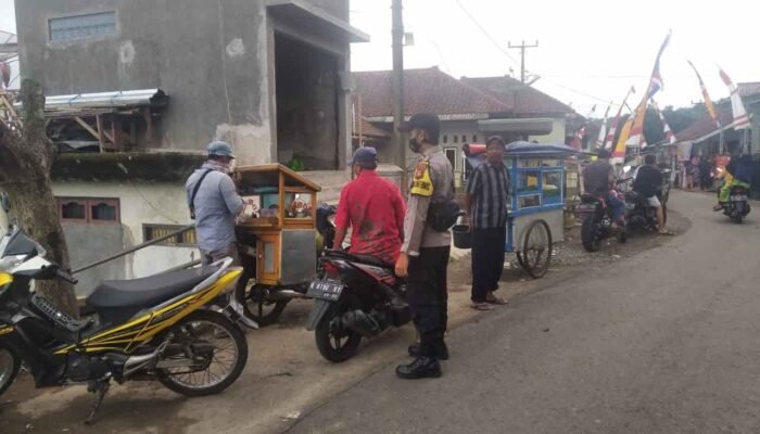 Polsek Cingambul Beri Himbauan Kepada Pedagang Agar Disiplin Terapkan Prokes Covid-19