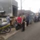 Personel Polsek Cingambul Saat Beri Himbauan Kepada Pedagang, Majalengka, Jum'at (24/12/2021). (Dok/Humas).