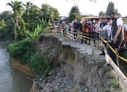 Bobby Nasution Tinjau Jalanan Pinggir Sungai Denai yang Rawan Amblas