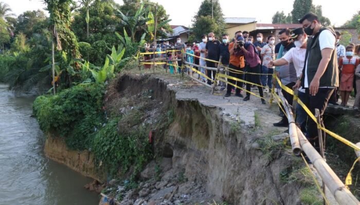 Bobby Nasution Tinjau Jalanan Pinggir Sungai Denai yang Rawan Amblas