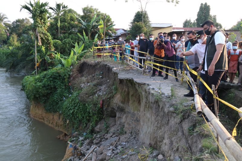 Bobby Nasution Tinjau Jalanan Pinggir Sungai Denai yang Rawan Amblas